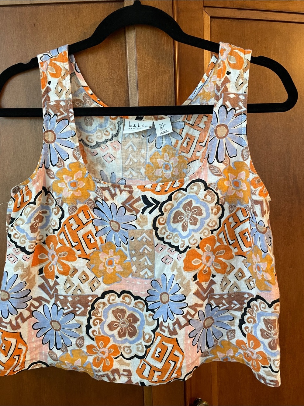 Nicole miller sleeveless linen crop top in beautiful floral print.